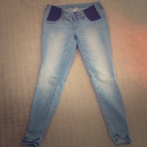 Old navy maternity jeans in light wash
